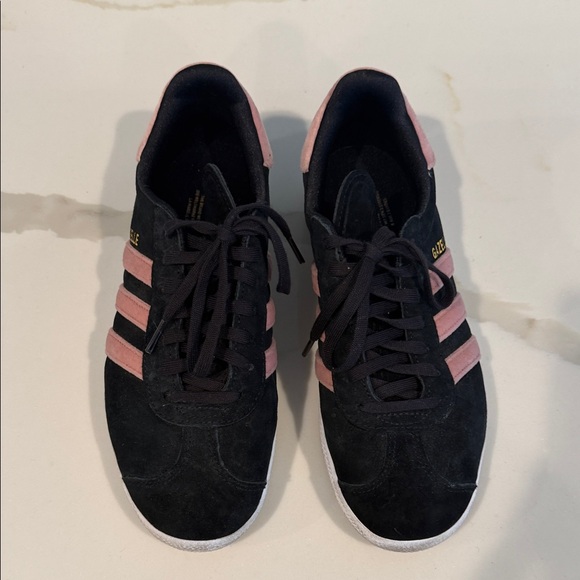 Adidas Women's Gazelle suede Black and Pink Sneakers size 7.5 - Picture 2 of 4